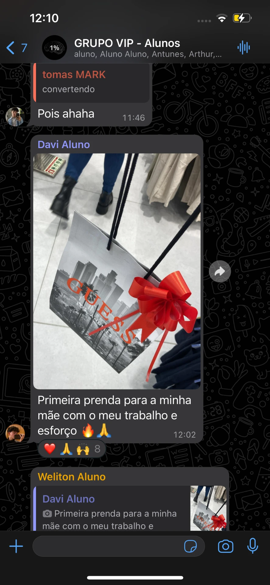 Aluno a mostrar a primeira prenda comprada com o trabalho online